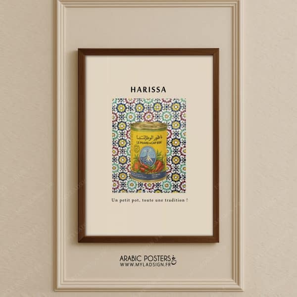 cette affiche illustre la célèbre boîte jaune de harissa, posée sur un fond de motifs marocains colorés.