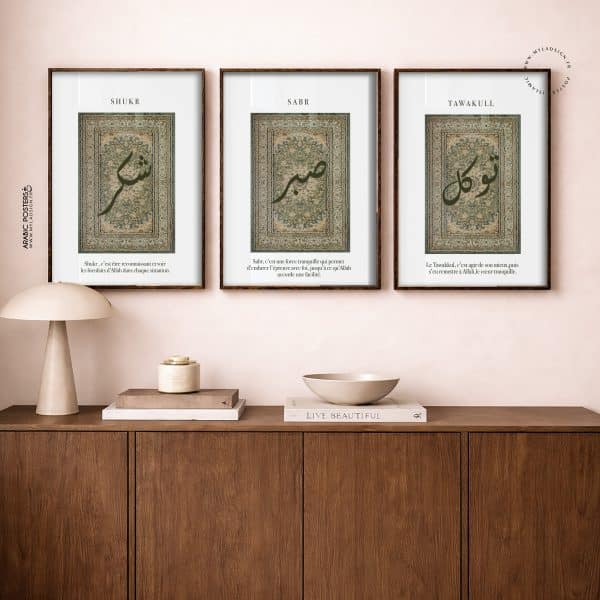 trio poster sabr tawakull shukr dans l'esprit vintage sur fond tapis oerse vertt kaki . poster islamique